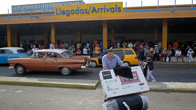 Mit dickem Gepäck am Flughafen von Havanna: Als einer der ersten nutzt dieser US-Bürger die gelockerten Reiseregelungen.