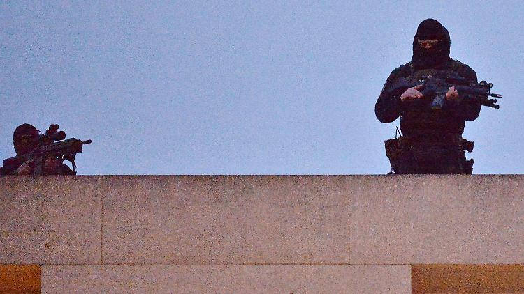 Bereit für den Fall: Scharfschützen der Polizei sichern eine Mahnwache in Deutschland.