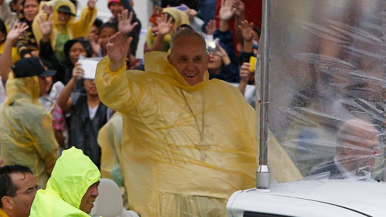 Papst Franziskus trotze Wind und Regen. Er feierte die Messe im gelben Regenmantel.