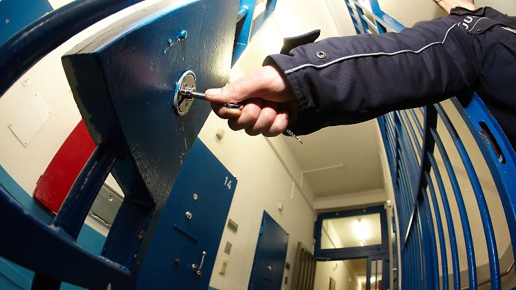 SPD-Politiker warnen davor, dass junge Straftäter von Islamisten in deutschen Gefängnissen radikalisiert werden können.