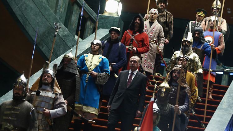 Jede der Palastwachen steht für einen von 16 Staaten, den das türkische Volk in seiner Geschichte geschaffen hat.