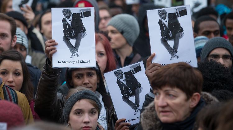 Tausende Demonstranten haben am Samstagabend an Khaled, den getöteten Asylbewerber aus Eritrea, erinnert.