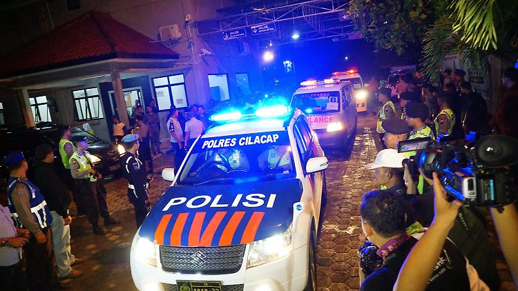 Die indonesische Polizei eskortiert die Leichenwagen. 