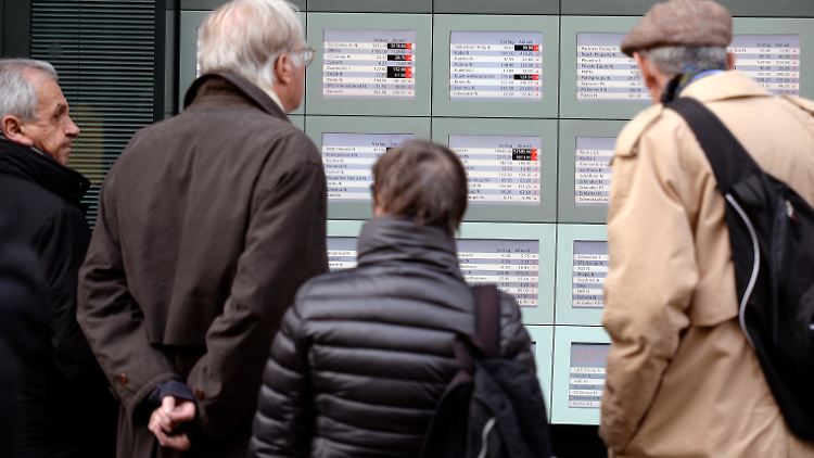 Überraschende Entscheidung: In Zürich betrachten Passanten die Börsenkurse nach dem Kurswechsel der Notenbank.