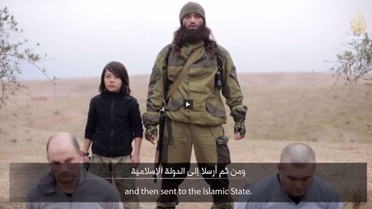 Musste ein kleiner Junge für den IS töten? Ein Video soll die Exekution zweier russischen Gefangenen zeigen. (Screenshot)