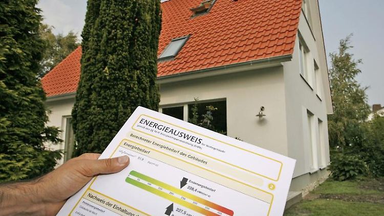 Einen neuen Energieausweis brauchen Eigentümer nur, wenn sie ihr Gebäude verkaufen oder neu vermieten.