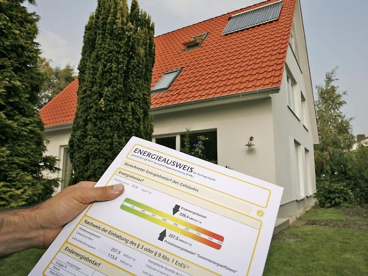 Auch aus Bestandsimmobilien lassen sich Null- oder sogar Plus-Energiehäuser machen - der Pfeil des Energieausweises rutscht dann in den grünen Bereich.