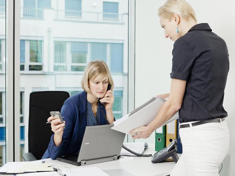 Das Telefon klingelt, neue E-Mails trudeln ein und dann kommt noch die Kollegin: Bei dem Chaos den Überblick zu behalten, ist nicht leicht.