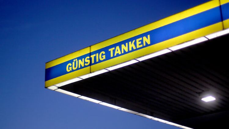 Vor allem an den Zapfsäulen sparen Verbraucher derzeit.