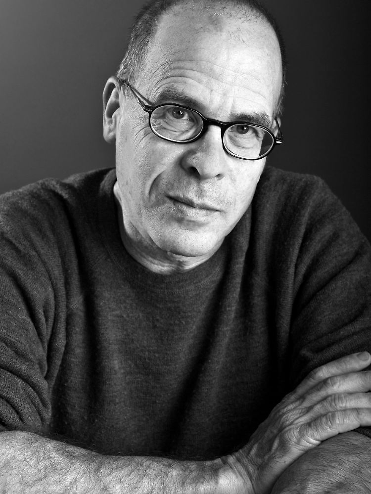 Meir Shalev ist einer der bekanntesten israelischen Autoren. Hierzulande erscheinen seine Werke im Diogenes Verlag, wie auch sein jüngstes Buch "Zwei Bärinnen". Neben seinen Romanen und Kinderbüchern hat Shalev auch einige Werke über das Alte Testament veröffentlicht. Er lebt in Jerusalem und Nord-Israel.