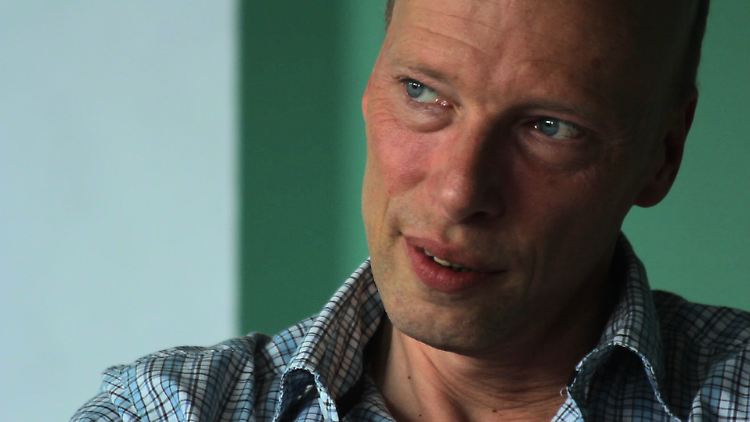 Thomas Mücke ist Mitbegründer und Geschäftsführer von Violence Prevention Network, einem Verein, der mit ideologisch gefährdeten Menschen und extremistisch motivierten Gewalttätern arbeitet.