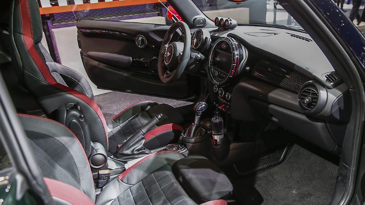 Ein spezielles Sportkleid trägt der Min John Cooper Works auch im Innenraum.