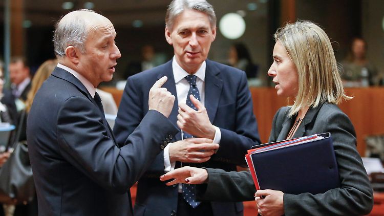 Die Außenminister Frankreichs und Großbritanniens, Fabius und Hammond, im Gespräch mit der EU-Außenbeauftragten Mogherini.