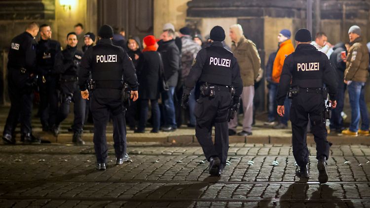 Trotz Demo-Vebrots mit einem Großaufgebot im Einsatz: Polizeibeamte halten die Dresdner Innenstadt im Auge.