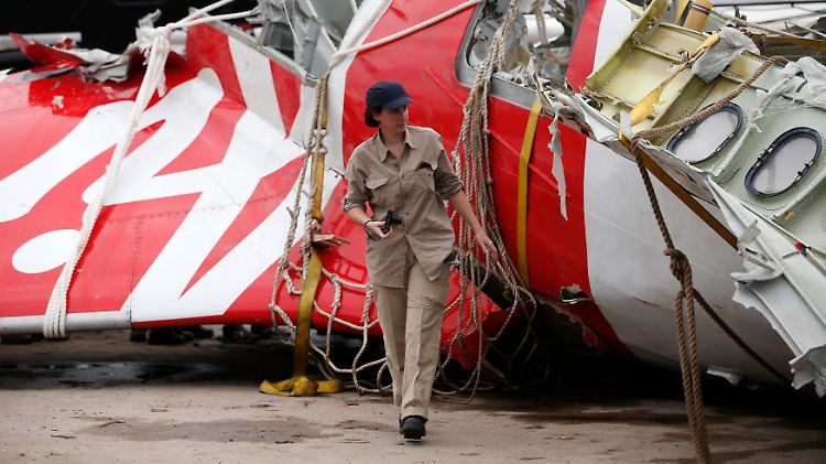 Überreste der Hecksektion von Flug QZ8501: Airbus-Experten sind vor Ort bei den Ermittlungen beihilflich.