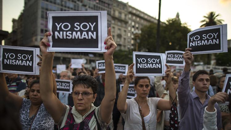 "Ich bin Nisman" steht auf den Schildern, die die Demonstranten in die Höhe recken.