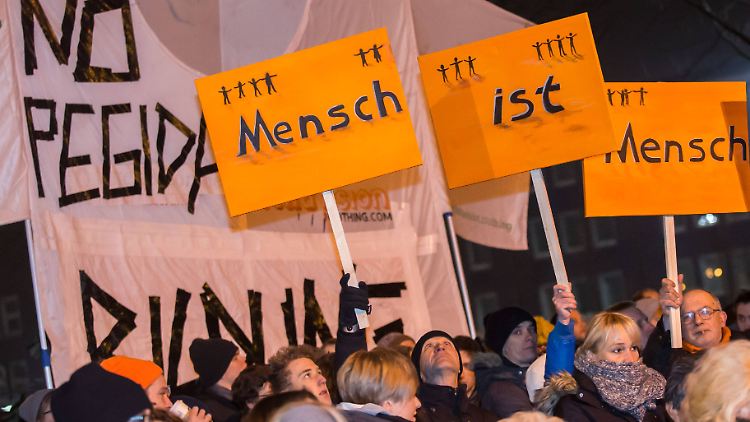 Tausende Menschen demonstrierten in Duisburg gegen Pegida - einige Linksautonome sorgten allerdings für Gewalt.