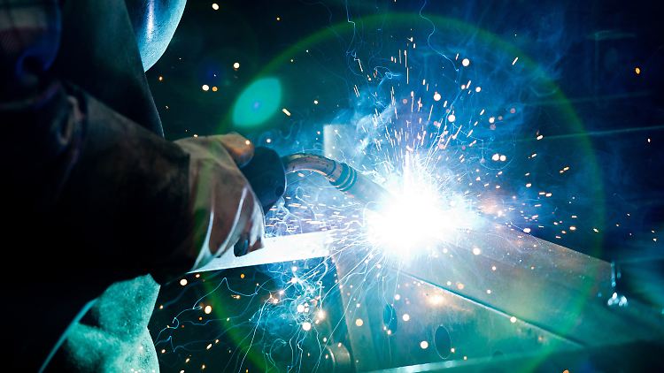 Schweißarbeiten bei den ThyssenKrupp Aufzugswerken in Neuhausen auf den Fildern (Baden-Württemberg).