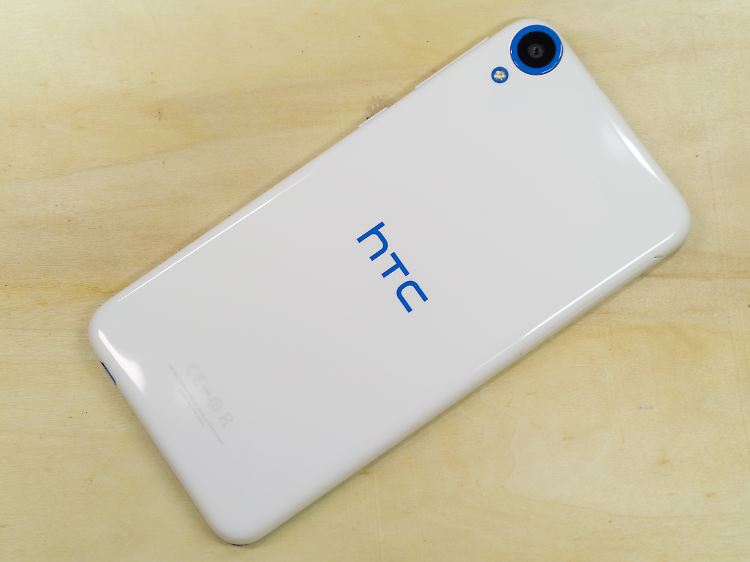 Glänzendes Plastik: die Rückseite des Desire 820.