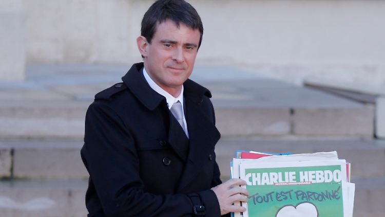 Frankreichs Premier Valls mit der aktuellen Ausgabe von "Charlie Hebdo".
