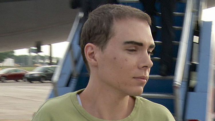 Luka Magnotta ist vom Gericht wegen Mordes schuldig gesprochen, fordert jedoch einen neuen Prozess (Bild vom 18.06.2012 bei Ankunft in Montreal).