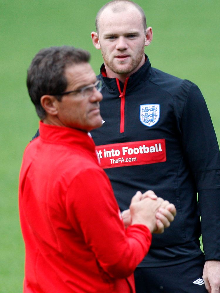 Halten zusammen: Englands Trainer Fabio Capello und sein Stürmer Wayne Rooney.