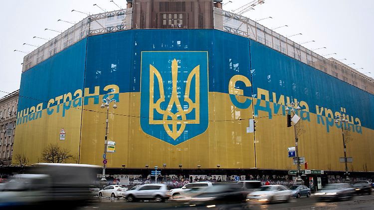 Ein riesiges Banner auf dem Maidan fordert "Eine Ukraine".  
