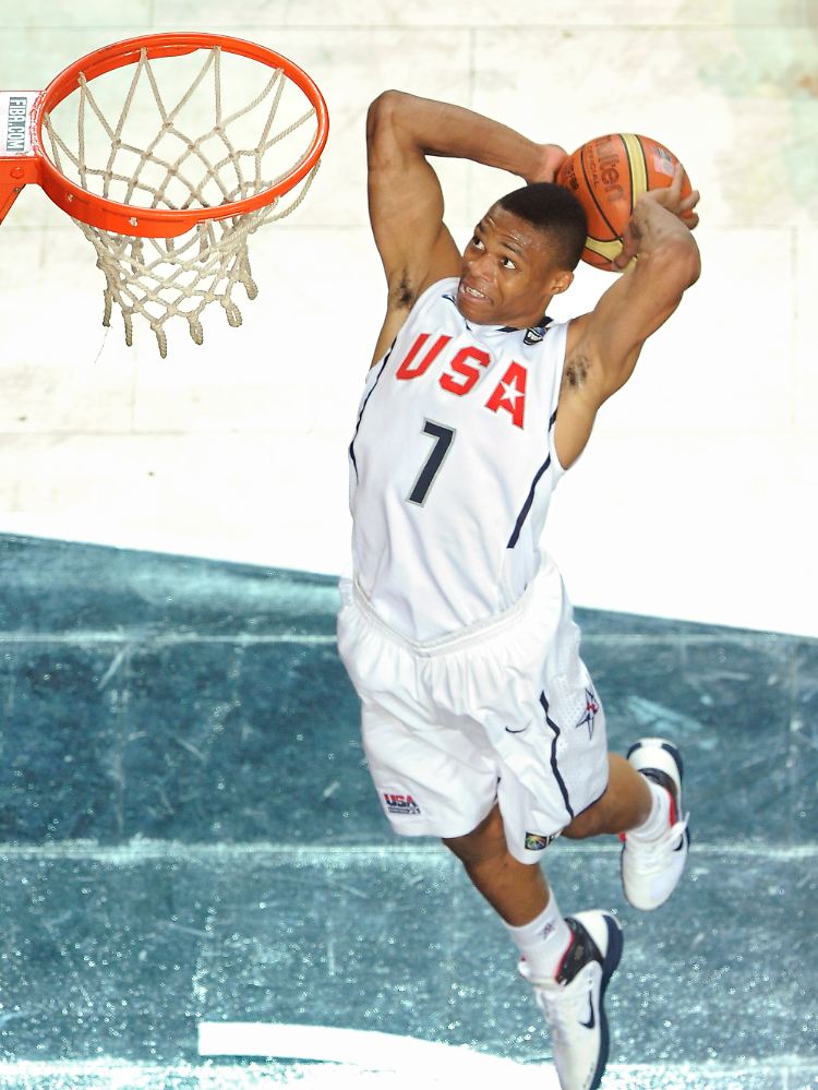 Rein damit: Der Amerikaner Russell Westbrook trifft im Spiel gegen Angola.