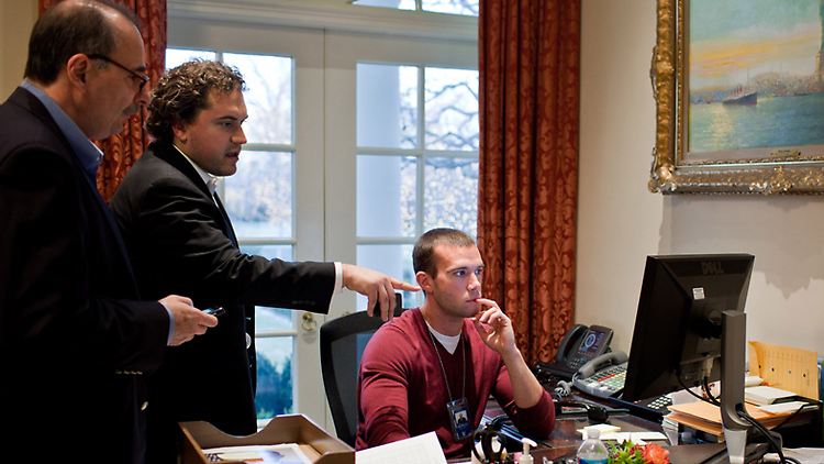 Auf diesem Bild von 2011 ist Cody Keenan der Mann in der Mitte - am Computer sitzt sein Vorgänger als Chef-Redenschreiber, Jon Favreau. Links David Axelrod, der damalige Präsidentenberater.