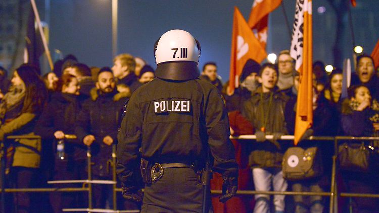 Bei einer Demo gegen die islamkritische Bewegung Pegida NRW in Duisburg.