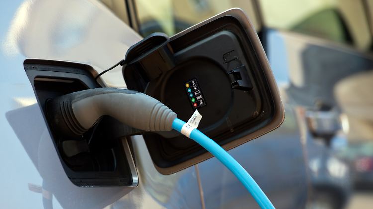 In wenigen Jahren sind Elektroautos preiswerter als Fahrzeuge mit Verbrennungsmotoren, sagt Gernot Lobenberg voraus.
