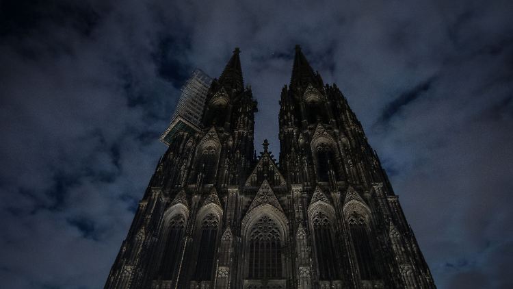 Der Geistliche hatte unter anderem die Abschaltung der Dom-Beleuchtung in Köln kritisiert - das war allerdings nicht der eigentliche Grund für die Reaktion des Bistums.