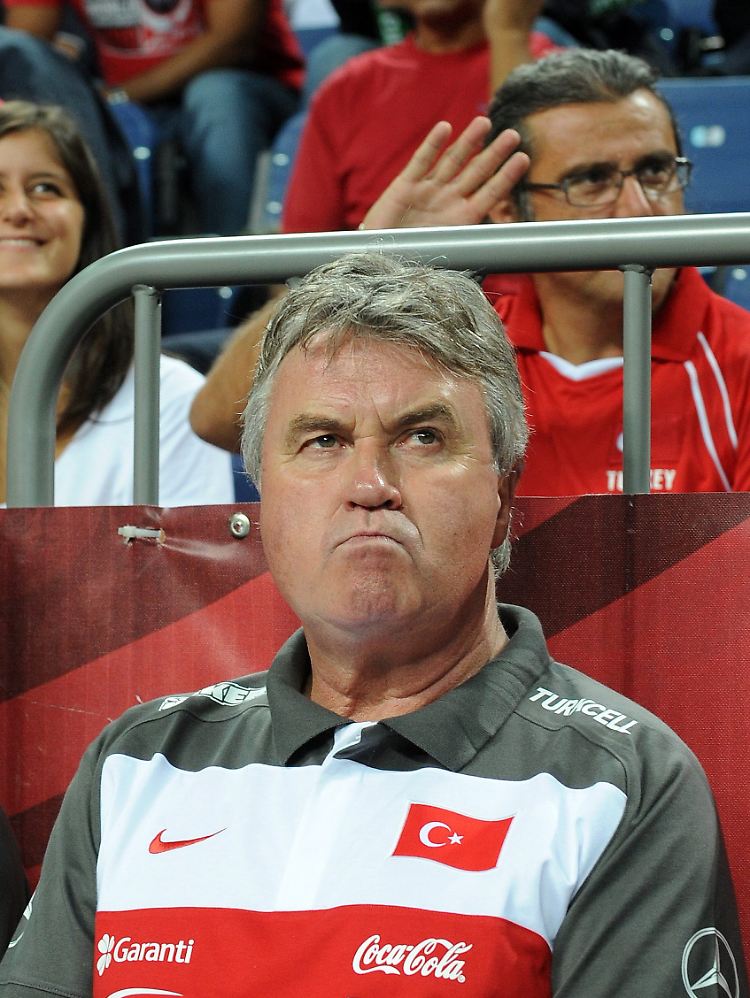 Erfolgreicher Start: Guus Hiddink und die türkischen Fußballer.