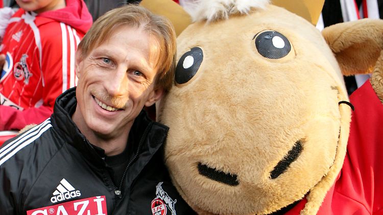 Ein Herz und eine Seele: Christoph Daum mit - nein, nicht "Miss Banana", sondern mit Hennes, dem Maskottchen des 1. FC Köln.