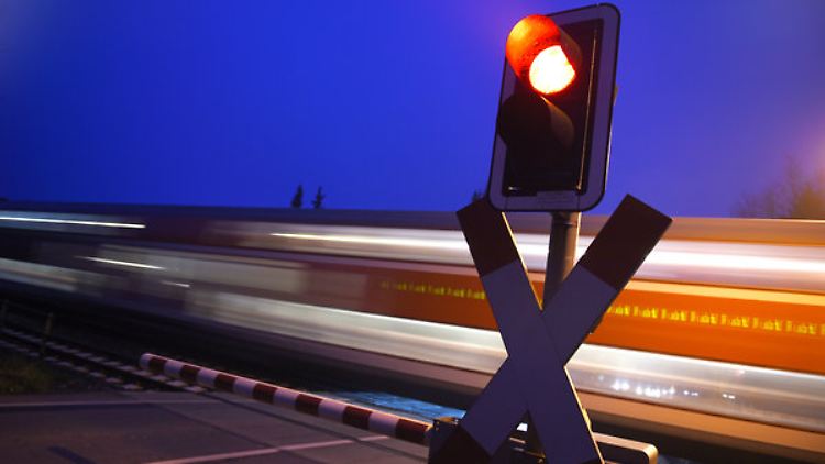 So ist es der Bahn am liebsten: Vorfahrt auf der Schiene. Mit einem neuen Konzept sollen Fernbusse zumindest ausgebremst werden.