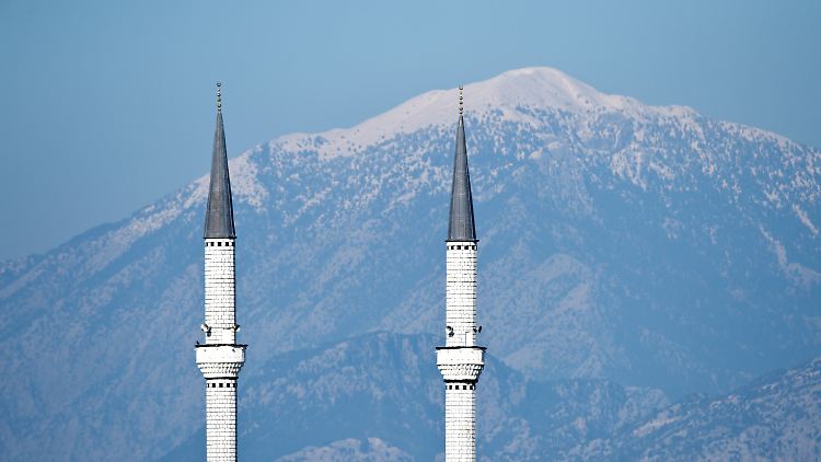 "Wir müssen uns an Moscheen gewöhnen", sagt Innenminister de Maizière. Diese Minarette hier stehen allerdings im türkischen Belek.