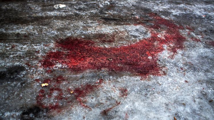 Blutlache vor der Leichenhalle eines Krankenhauses in Donezk.
