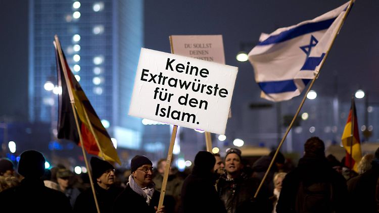 Selbstverständlich sind nicht alle Pegida-Demonstranten Rechtsextremisten, sie laufen aber gemeinsam.