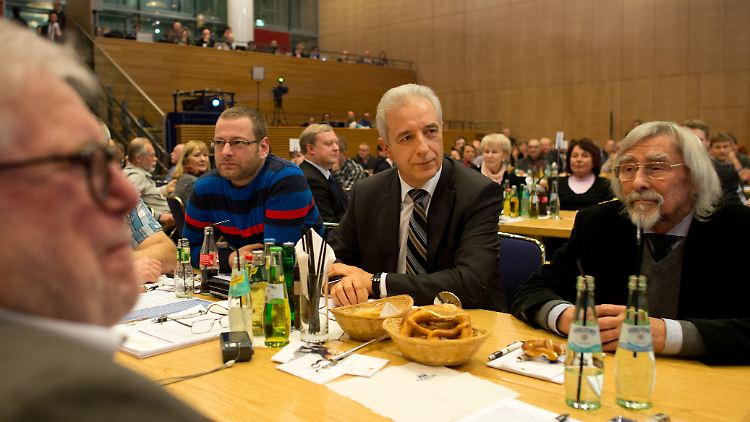 Man möchte nicht in seiner Haut stecken: Der Ministerpräsident von Sachsen, Stanislaw Tillich (M.) im Bürgergespräch in Dresden.