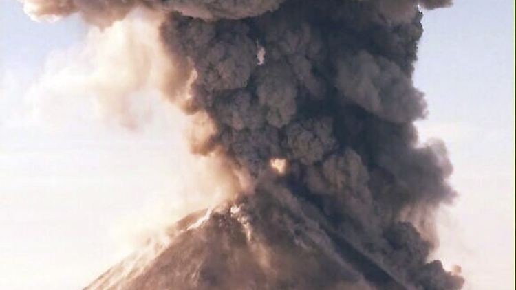 Der Beginn der Eruption im Bild: Eine Überwachungskamera hält fest, wie die Spitze des 3860 Meter hohen Berges explodiert.