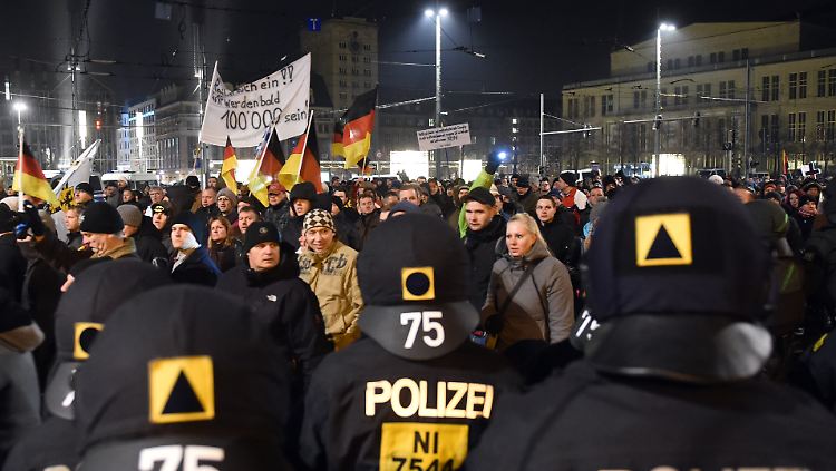 "Wir werden bald 100.000 sein": Teilnehmer der islamkritischen Bewegung "Leipzig gegen die Islamisierung des Abendlandes" (Legida) ziehen durch die Leipziger Innenstadt.