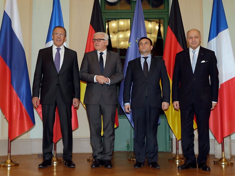 Gruppenfoto der vier Außenminister in Berlin: Sergej Lawrow aus Russland, Frank-Walter Steinmeier, Pawlo Klimkin aus der Ukraine und Laurent Fabius aus Frankreich (v.l.).