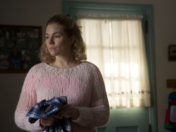 Sienna Miller spielt Nancy Schultz, die Frau von Dave - eine der wenigen Frauenrollen im Film.