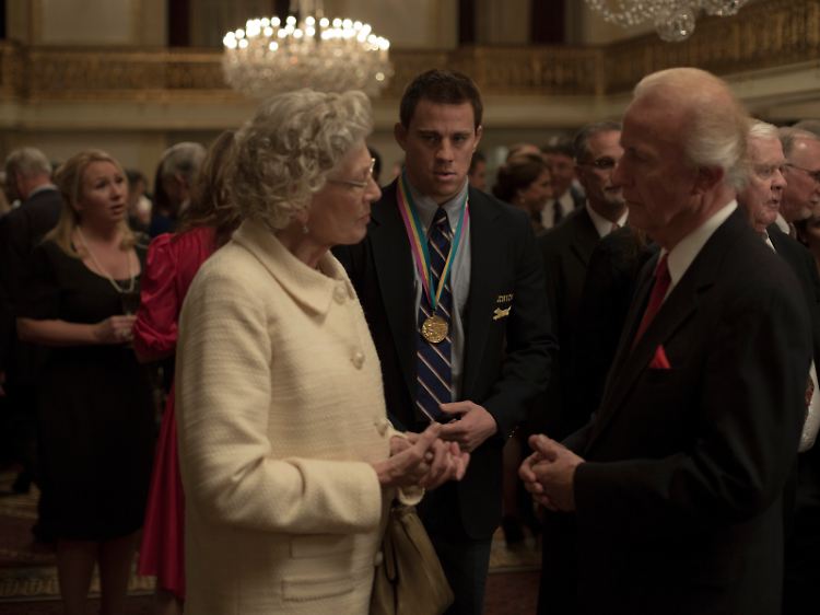 Fehl am Platz: Mark Schultz (hinten) auf einem Empfang von Jean du Pont (Vanessa Redgrave), der Mutter seines Mentors.