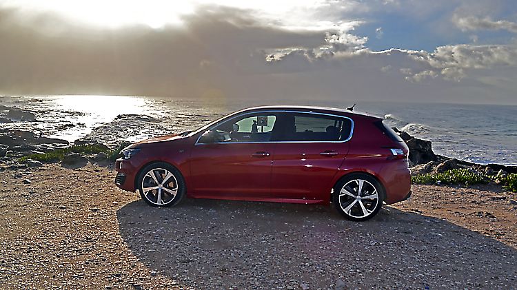 Als Diesel mit 184 PS ist der Peugeot 308 GT deutlich dichter am Konkurrenten VW Golf GTD.