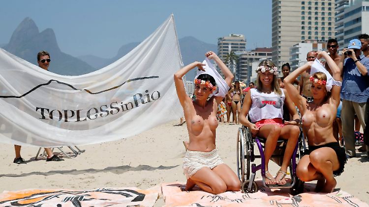 Oben-Ohne-Protest in Rio: Weit mehr Journalisten und Schaulustige als Teilnehmerinnen waren vor Ort. 