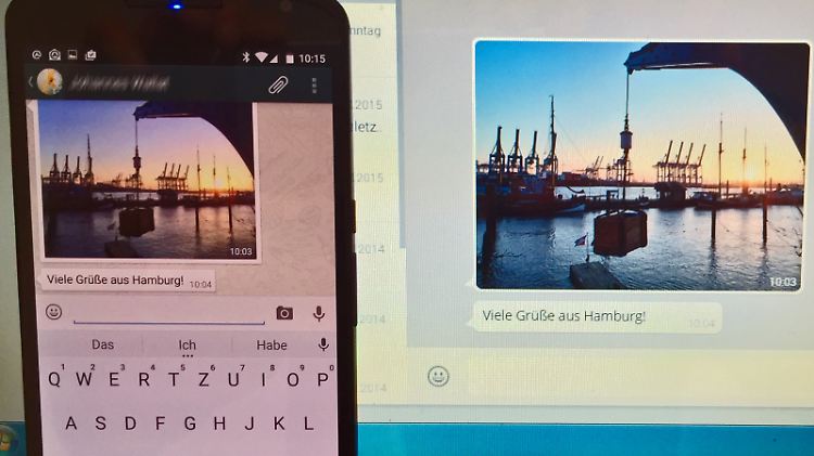 Web-Client und Smartphone-App zeigen Whatsapp-Inhalte synchron an.