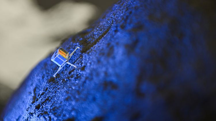 Ein Modell veranschaulicht, wie das Landegerät der Raumsonde "Rosetta" auf dem Kometen "67P/Tschurjumow-Gerassimenko" steht. 