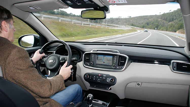 Im Innenraum fallen die gute Qualität und das wohnlich gestaltete Cockpit ins Auge.