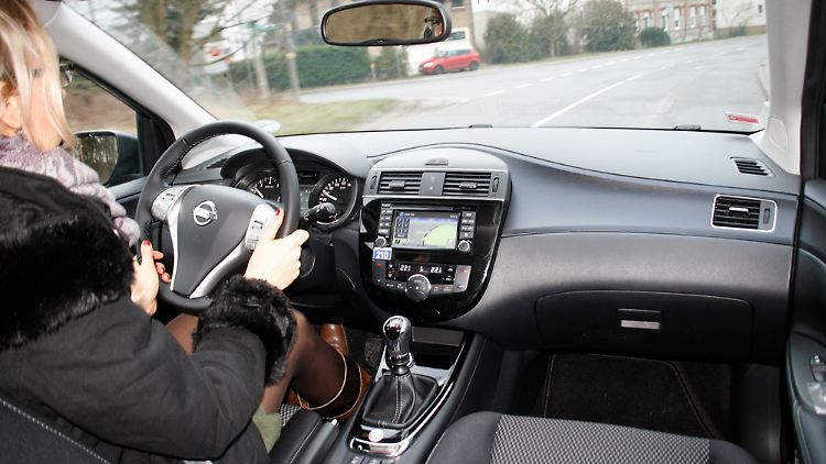 In dem aufgeräumten Cockpit des Nissan Pulsar findet man sich auf Anhieb zurecht.